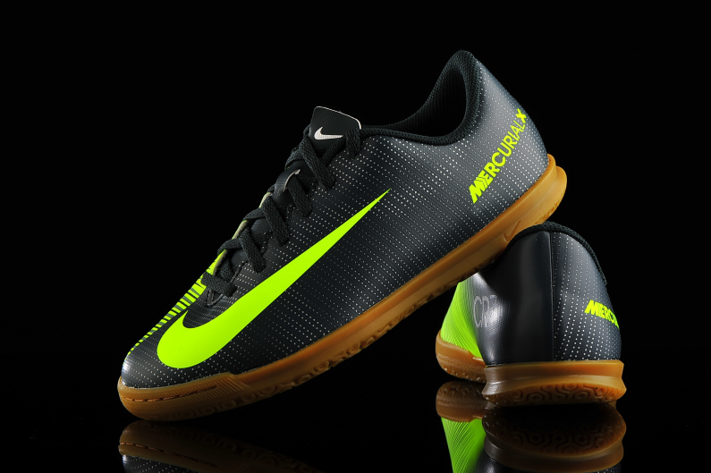 latest football shoes 218